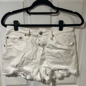 white levi’s shorts
size 28